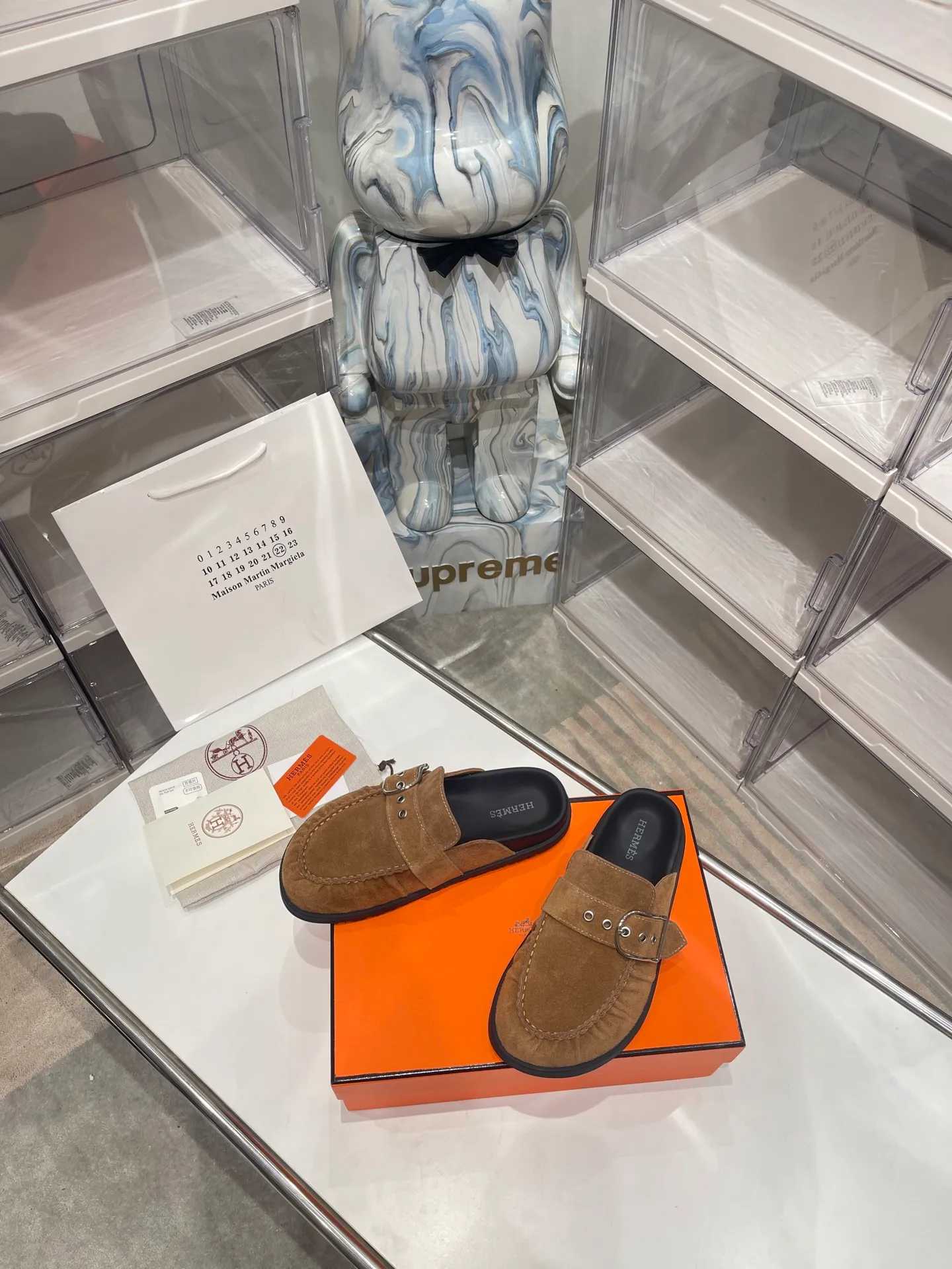 [H Family Hermès] P: 540💰 Size: Male 39-44 (45 46 customized) Female 35-40 (41 42 customized) HERMES Hermès latest kelly buckle couple style Birkenstock slippers, classic family language design! It looks good no matter how you match it! Casual and high-end feeling, the comfort is also great, paired with a variety of colorful socks, it gives a trendy and high-end feel ●Upper: imported cow suede ●Inner: imported sheepskin ●Foot pads: imported mixed sheepskin ●Outsole: Tpu non-slip and wear-resistant outsole